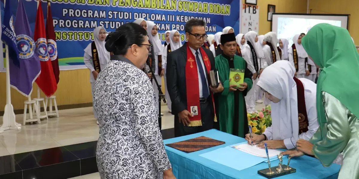ITB Indragiri Gelar Yudisium dan Pengambilan Sumpah Bidan: Cetak Tenaga Profesional untuk Kemaslahatan Ibu dan Anak